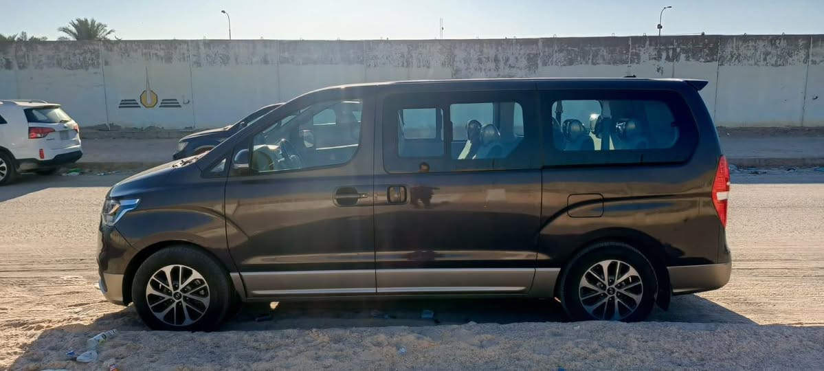 السلام عليكم .. 20 معلايه 23 بيهه قطعه وحده صبغ جاملغ خلفي جهة السايق  و الباقي كفاله مكينه دبلو بلاديه ماشيه 104 سعرهه 325 مكانهه البصره ***********
