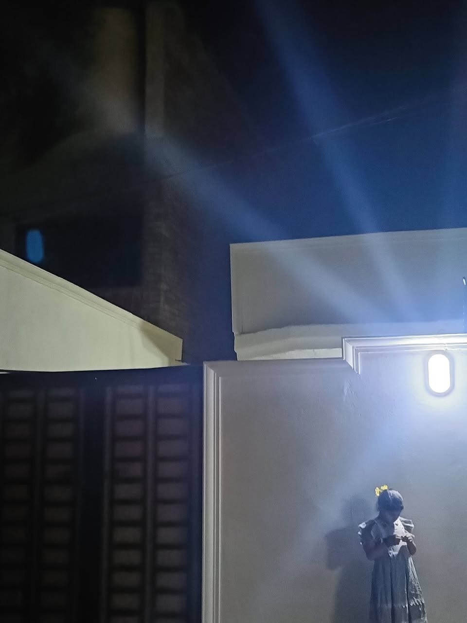 السلام عليكم..بيت للايجار 
المكان حي البتول.قرب حسينة حجي راضي 
المساحة 125متر 
يحتوي على استقبال.صالة. مطبخ غرفة نوم 
البيت نظيف 
للتواصل..***********
