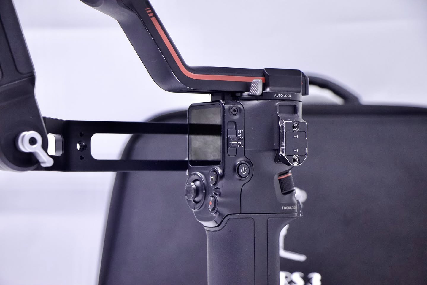 رونن RS3 نضافه 100/95 كامل ملحقات 
حقيبه ✅
قبضه جانبيه اصليه ✅
بلاطات البلاديه مالته ✅
كيبل شحن اصلي ✅
كيبل ربط الكامره مع الرونن ✅
السعر (490 الف) ول توصيل مجاني 💫
***********
