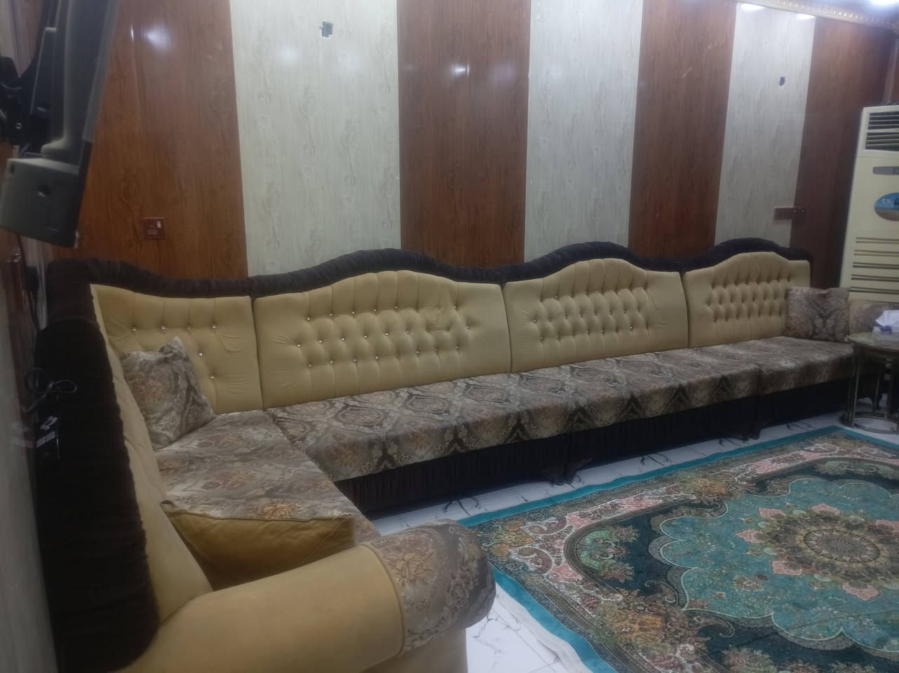 السلام عليكم ديوان للبيع ١٤متر مع كوشات السعر900وبي مجال مكاني عماره رقم *********** اتصال واتساب
