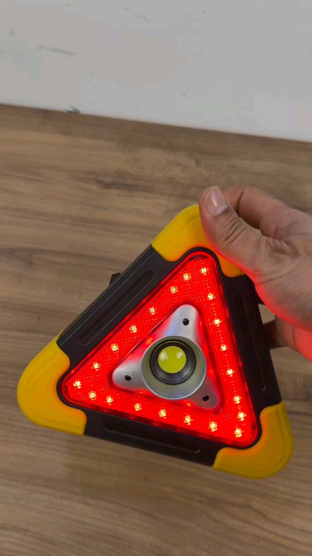 هذا كشاف مثلث بطارية LED مثالي للسلامة على الطريق. يتميز بإضاءة قوية ذات لون أحمر لتحذير السيارات الأخرى، بالإضافة إلى انارة أمامية بيضاء تساعد في الرؤية في الظلام. يمكن شحنه بواسطة الطاقة الشمسية أو عبر منفذ USB. تصميمه المتين والمحمول يجعله سهل الاستخدام في جميع الظروف. مثالي للاستخدام في حالات الطوارئ أو عند السفر لمسافات طويلة.