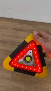 هذا كشاف مثلث بطارية LED مثالي للسلامة على الطريق. يتميز بإضاءة قوية ذ...