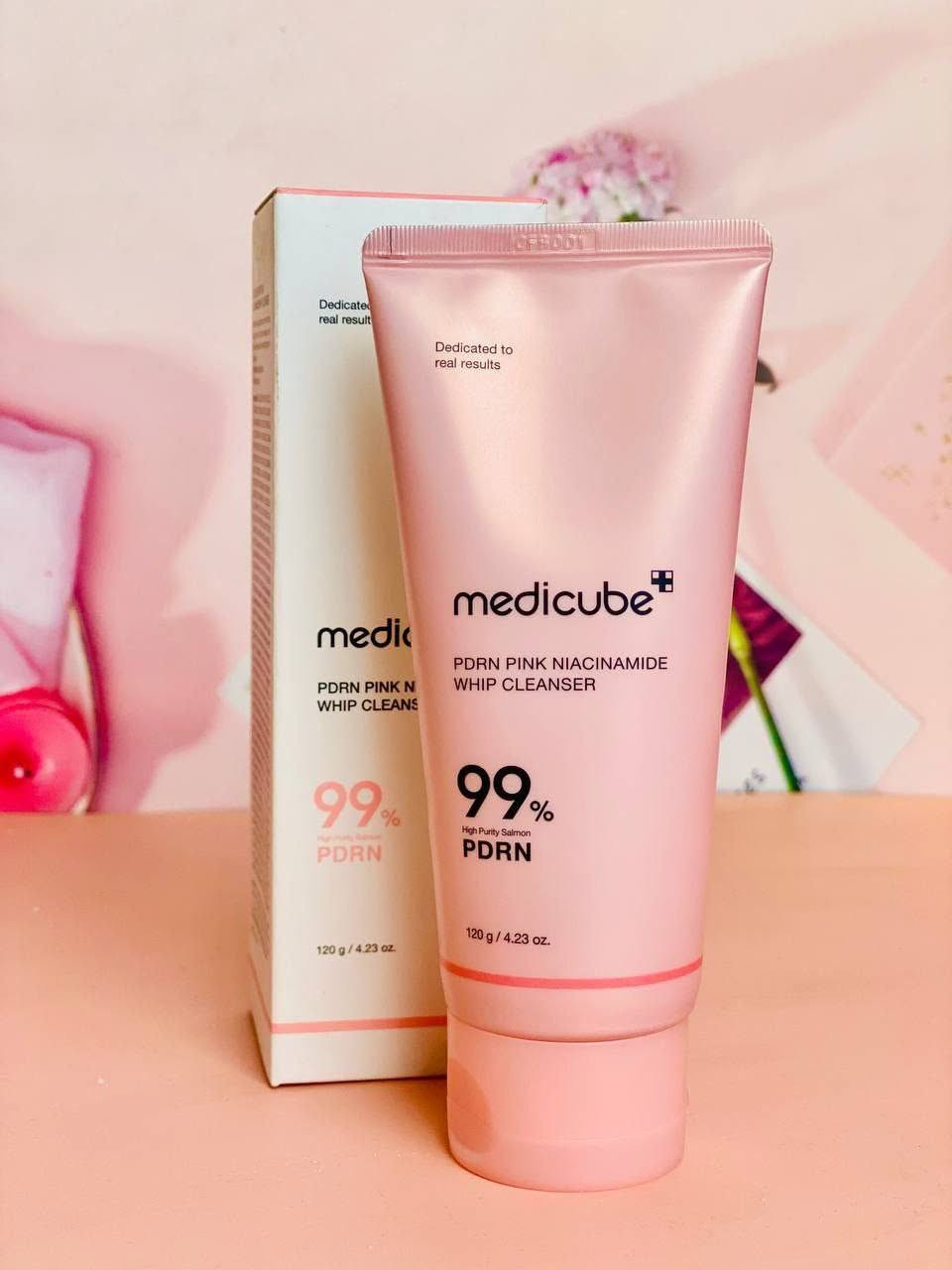 🍡غسول الوجه الرغوي المارشميلو Medicube PDRN Pink Niacinamide Whip Cleanser مصمم لتنظيف البشرة بعمق ولطف، مع توفير فوائد تجديدية وإشراقة. يوفر الغسول تنظيفًا عميقًا ولطيفًا بفضل رغوته الغنية التي تزيل الشوائب دون التسبب في جفاف البشرة. كما يحتوي على النياسيناميد للمساعدة في تفتيح وتوحيد لون البشرة وتقليل التصبغات، وعلى PDRN عالي النقاء لدعم تجدد الخلايا وتقوية حاجز البشرة. يُعد المنتج مناسبًا لجميع أنواع البشرة، بما في ذلك البشرة الحساسة.
✅ الفوائد الرئيسية:-
✔️ يبدأ المنتج بقوام هلامي لزج (يشبه المارشميلو) يلتصق بالشوائب ويزيل الأوساخ والزيوت الزائدة من المسام، ثم يتحول إلى رغوة كريمية غنية عند ملامسة الماء.
✔️ يحتوي على نسبة عالية من النياسيناميد (5% أو 20,000 جزء في المليون) المعروف بخصائصه في تفتيح البشرة، تقليل البقع الداكنة، وتوحيد لونها.
✔️ مدعم بـ PDRN (بولي ديوكسي ريبونوكليوتيد) النقي بنسبة 99% والمستخلص من الحمض النووي لسمك السلمون، والذي يساعد على دعم تجدد الخلايا وتحسين مرونة البشرة وملمسها.
✔️ يحتوي على حمض الهيالورونيك والسيراميد والبانثينول للمساعدة في الحفاظ على رطوبة البشرة وتقوية حاجزها الواقي، مما يمنع الجفاف أو الشد بعد الغسل.
✔️ تركيبته الخفيفة والمنخفضة التهيج تجعله مناسباً للبشرة الحساسة والجافة والدهنية والمعرضة لحب الشباب.
✔️ يمكن استخدامه كغسول يومي عميق أو كقناع للوجه يترك لمدة دقيقة واحدة لتعزيز التنقية والإشراق.
#الاصلي المنشأ كوريا 🇰🇷💯
السعر 13 الاف
🚘 يوجد خدمة توصيل لجميع محافظات العراق ٤ الاف 🚘
🍡غسول الوجه الرغوي المارشميلو Medicube PDRN Pink Niacinamide Whip Cleanser مصمم لتنظيف البشرة بعمق ولطف، مع توفير فوائد تجديدية وإشراقة. يوفر الغسول تنظيفًا عميقًا ولطيفًا بفضل رغوته الغنية التي تزيل الشوائب دون التسبب في جفاف البشرة. كما يحتوي على النياسيناميد للمساعدة في تفتيح وتوحيد لون البشرة وتقليل التصبغات، وعلى PDRN عالي النقاء لدعم تجدد الخلايا وتقوية حاجز البشرة. يُعد المنتج مناسبًا لجميع أنواع البشرة، بما في ذلك البشرة الحساسة.


**إذا كنت صاحب هذا الإعلان وتريد حذفه لأي سبب، رجاءا أرسل رسالة إلى الدعم الفني**