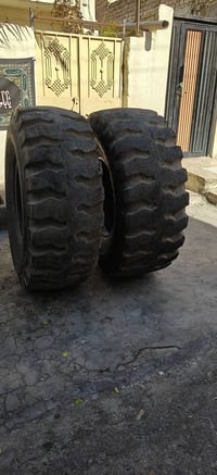 للبيع زوج تاير برجستون ياباني20،5،25،،،07705566616