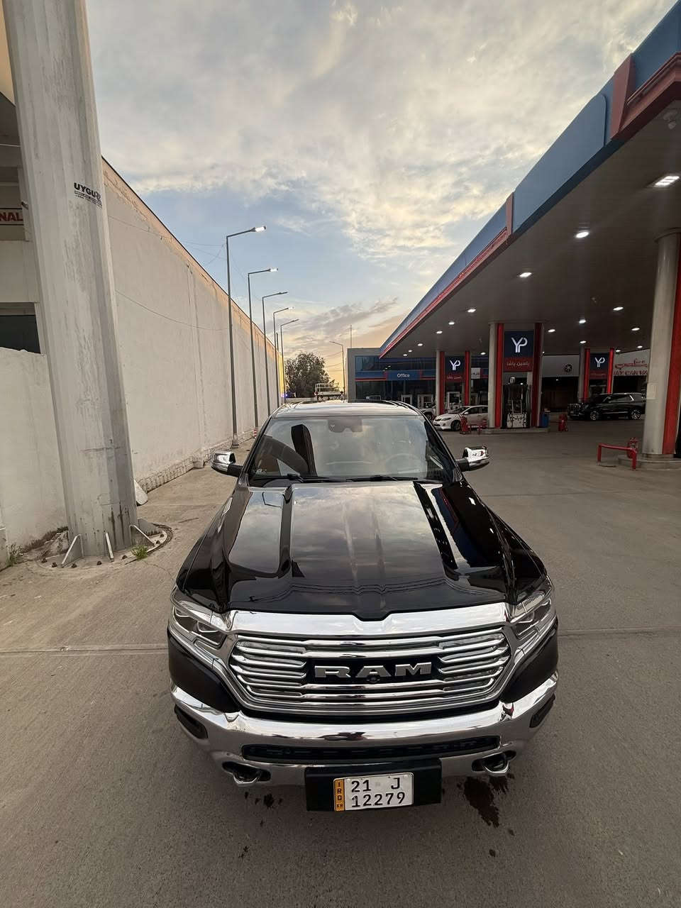 RAM 1500 LONG HORN
رام 1500 “ لونك هورن .

الموديل : 2023 . (خليجي) . 
العداد :  59  الف ميل  
المحرك : V8 5.7L . 

المواصفات :
* دفع رباعي 4x4. 
* رادار امامي مع مانع تصادم. 
* نقطة عمياء. 
* تحذير الخروج عن المسار.
* 4 كاميرات (360) درجة. 
* لوحة القیادة دیجیتال.
* شاشة عرض لوحة القيادة على الزجاج الأمامي. 
* لمسات داخليه من الخشب.
* استطفاف ذكي (اوتوپارك).
* دوسات جانبية كهربائية.
* المصابيح الأمامية زنون.
* كشافات الضباب زنون. 
* المصابيح الأمامية LED.
* المصابيح الخلفية LED. 
* دخول ذكي (بصمة). 
* تشغيل عن بعد.
* مقاعد من الجلد الفاخر. 
* المقاعد كهربائية مع ميموري.
* المقاعد الأمامية تبريد وتدفئة. 
* المقاعد الخلفية تبريد وتدفئة. 
* شاشة كبيرة 12 أنچ.
* نظام ملاحة نفكيشن GPS.
* حساسات امامية وخلفية.
* سقف بانوراما.
* مانع تصادم خلفي. 
* مكيف خلفي.
* ويل كروم قياس 20 انج.
* نظام اطفاء وتشغيل اوتماتيكي.
* مرايا كهربائية جانبية من الكروم قابلة للطي كهربائيا.
* شاحن موبايل لاسلكي (واير ليس).
* الشباك الخلفي كهربائي. 
* المرايا الجانبية تدفئة. 
* باب الصندوق كهربائي.
* امكانية تعديل ارتفاع دواسات البنزين والبريك.
* هاند بريك كهربائي.
* المرايا الوسطية كاميرا. 
* حساسات امامية. 
* حساسات خلفية. 
* مرايا مع خاصية التعتيم الذاتي. 
* مساحات تخزين إضافية تحت المقاعد. 
رادار امامي خلفي جانبي •
نقط عمياء • 
شاشة عرض لوحة القيادة على الزجاج الأمامي
لمسات داخليه من الخشب
مقاعد من الجلد الفاخر

موقع السيارة بغداد الدورة 

 للأستفسار  الاتصال على هذه الرقم
***********
