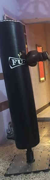 للبيع 
سلام عليكم كيس ملاكمة ارضي جلد ابو الزكاة جديد غير مستعمل ابو لوي يعني من تضرب الكيس يرجع
السعر ( 200 الف )
هاتف ( *********** )
توصيل جميع المحافظات
