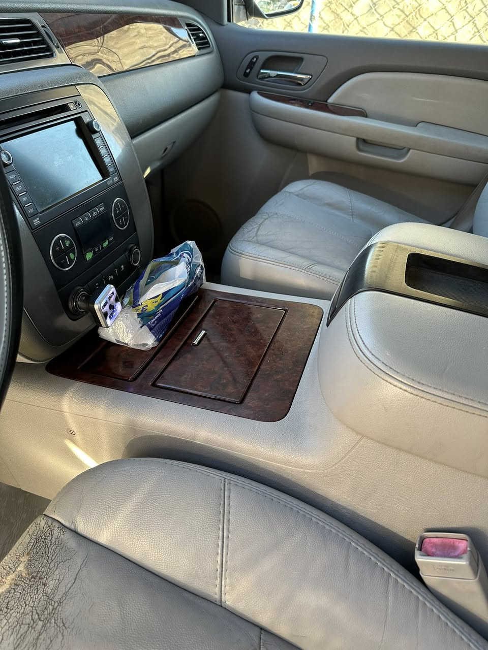 السلام عليكم 
GmC يوكن 
2009
باسمي  رقم سليمانيه السنويه 2027
بيها كتاب خروجيه دولي سنتين
مكفوله كفاله عامه فقط بارد بل باب قليل
كامل مواصفات SLT 
السعر 225 
العنوان العماره ميسان 
امداور أو وكاله ولأفضل مداور
***********
