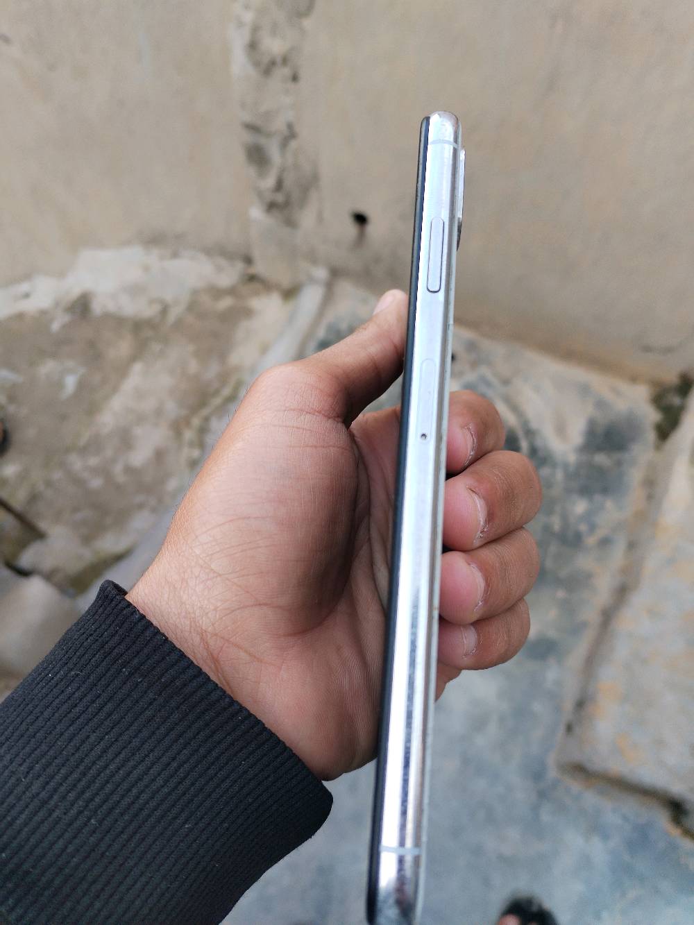 سلام عليكم البيع اكس ماكس بدل بطاريه وشاشه شاشه اصليه ضهرر مكسور 