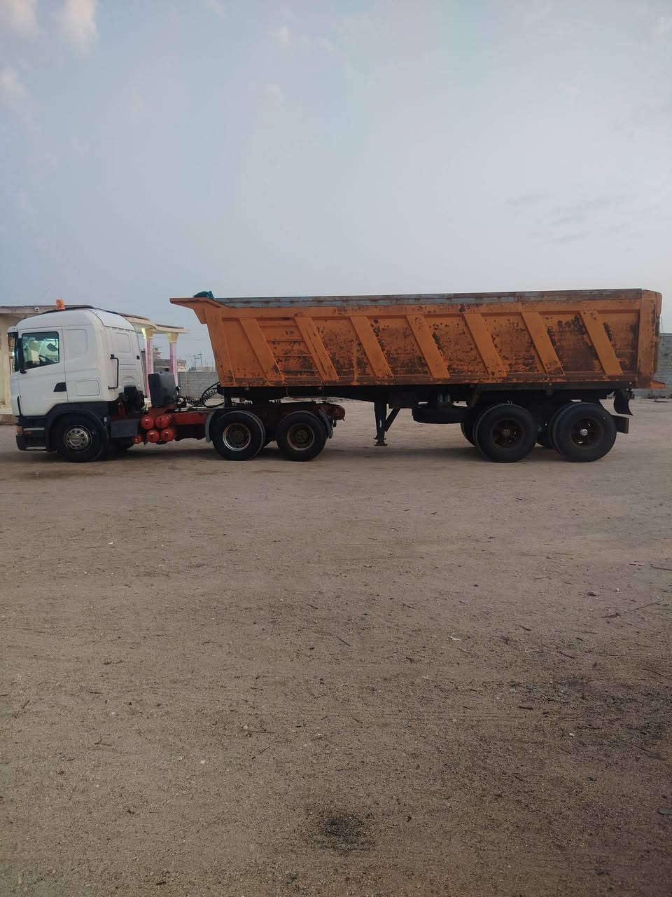 السلام عليكم للبيع سكانيا راس وعربانه موديل 2007 مسجله 2012  رقم بصره نكليزي جديد سنويه 2030 عربانه ناصر احمد محرك 420اجكتر  كير 3×3كوبرا تخم تاير راس وعربانه لبيع مستعجل رقم الهاتف *********** العنوان البصره
