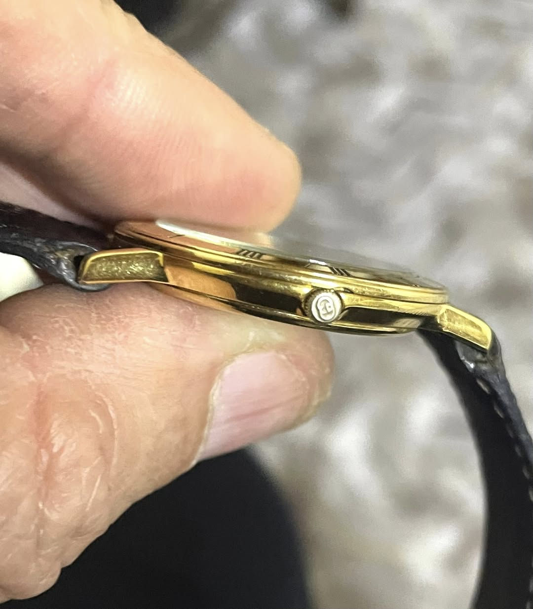 ساعة غوشي (Gucci) 
بطاريه نظام ميلين 
من فئة (3000) سويسرية
كلاسيكية انتاج التسعينات من النوادر القطر 35 ملم مطلية بالذهب 10 ميكرون
الهيكل من الفولاذ المضاد للصدأ
السير كامل من الستانلس ستيل 
نظام السبرنك 
نظافة ‎%‎99 وقت مضبوط جداً جدااااً أرقام لاتينيه محفوره 
على الطوق الخارجي 
السعر 175 ألف للمهتم خاص 
*********** المكان 
كركوك يوجد توصيل
