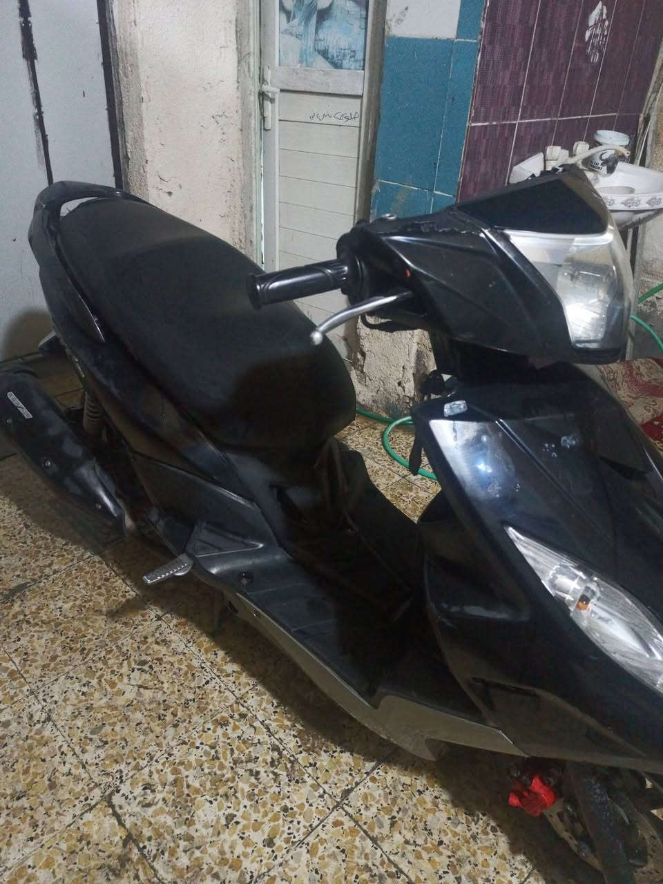 السلام وعليكم دراجه لبيع  نوع جيتي ار. نوزل الدراجه مكفوله من مكينه وكلشي من عده الضربات الي مخليهم بل صور الدراجه غير هاي مابيه شي عارضه ب 950 وبيه مجال بسيط  العنوان بغداد الحسينيه مال راشديه غير مرقمه اوراقه موجوده 
 الرقم *********** يوجد واتس
