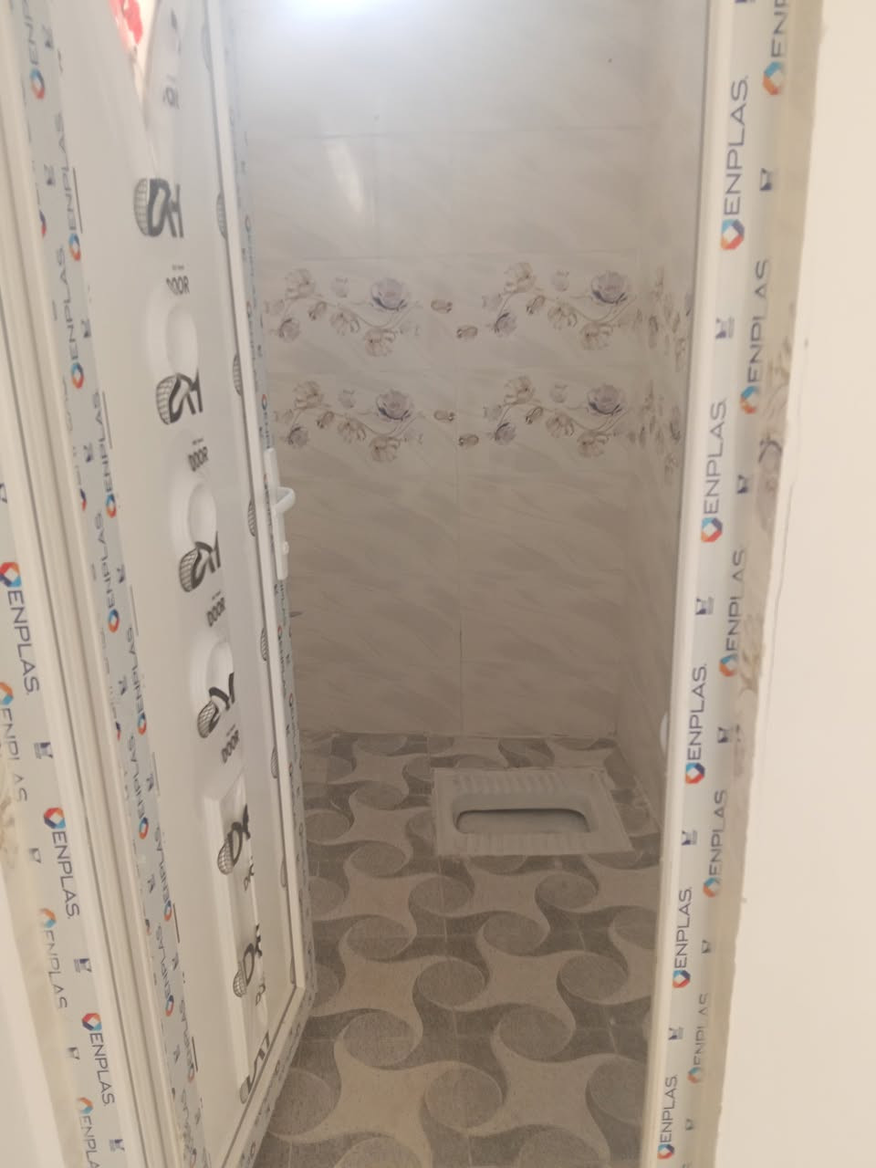 السلام عليكم دار للبيع في كربلاء المقدسه منطقة الشبانات شارع الشهيد اثير الزاملي  50طابق ونص يحتوي على غرفتين نوم سويت مع مطبخ مشترك وصاله وصحيات خارجيه ساحه ومنور  الدار يصلح حسينيه الزوار أو سكن 
خدمات ماء مجاري كهرباء *********** عقد زراعي
