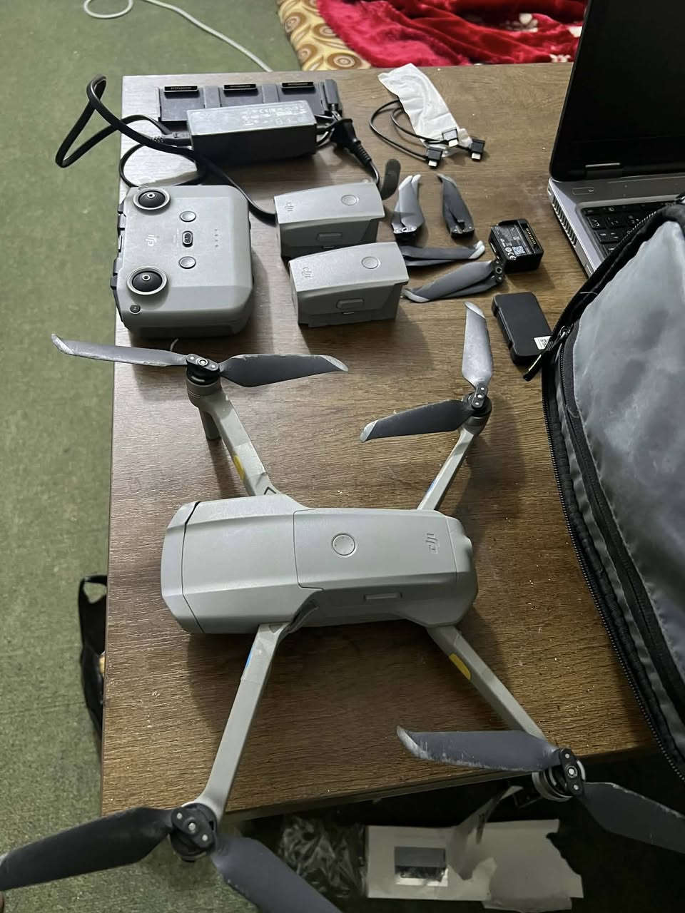 مافك اير 2
وياه 3 بطاريات 
الارتفاع 500 متر 
المده 10 كيلوات 
وياه جنطه وشاحنه وريش احتياط 
وفلاشات كامره عدد 3
استخدام شخصي 
نظامه 3 سرعات
***********
