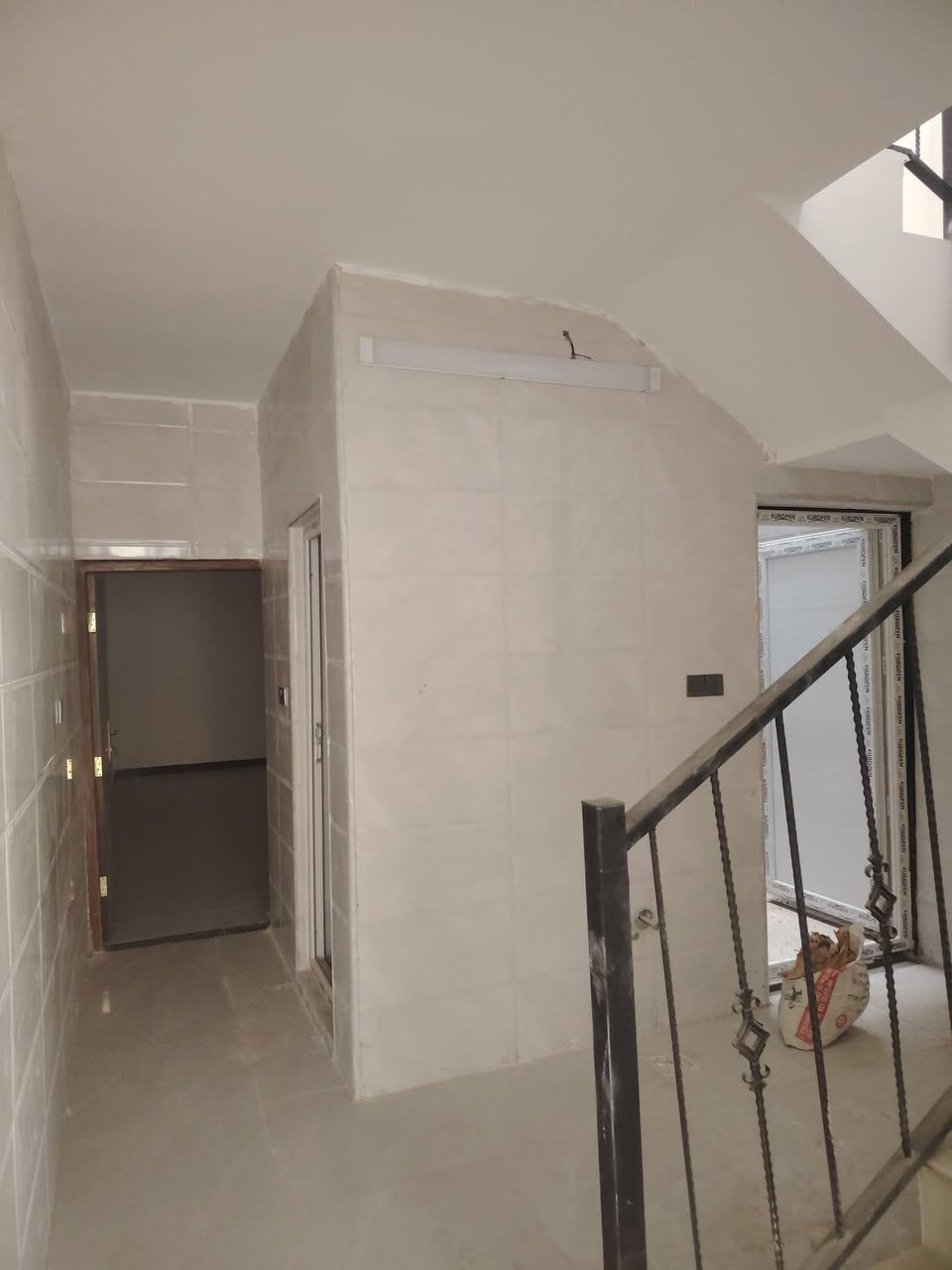 🏠 دور سكنية  للبيع (عدد 2) 🏠
الموقع: بغداد - حي التراث - محلة 300
​المساحة: 100 متر مربع لكل دار (بناء متكامل الخدمات)
​📌 تفاصيل وتصميم الدار:
​الطابق الأرضي: استقبال واسع + مطبخ + غرفة نوم + مجموعات صحية.
​الطابق الأول: غرفتين نوم + مجموعات صحية.
​الخدمات: كاملة وجاهزة للسكن فوراً.
​📞 للاستفسار والمعاينة، يرجى الاتصال على الرقم: [***********
***********
واتساب متوفر ]
