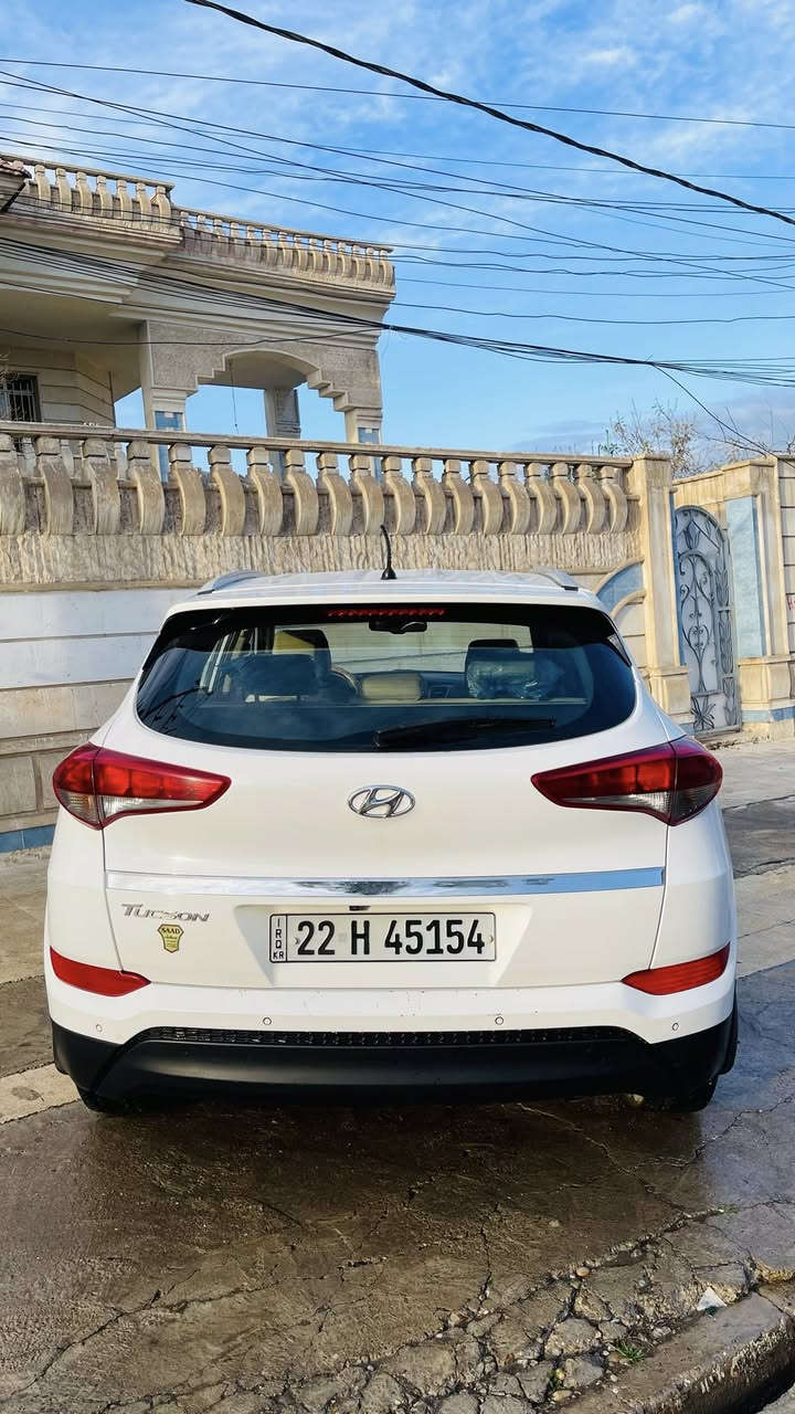 السلام عليكم هونداي توكسان 2018 مكفولة بدون صبغ مكانين بارد فقط رقم اربيل الجديد هزة جديد فول مواصفات عده سلايت وبصمة ماشية 184 كيلو متر محرك 2000 دوش كير ومحرك شرط وباقي المواصفات المعروفة السعر 185 وبيها مجال مكان السياره موصل حي اليرموك للأستفسار ***********
 ***********
