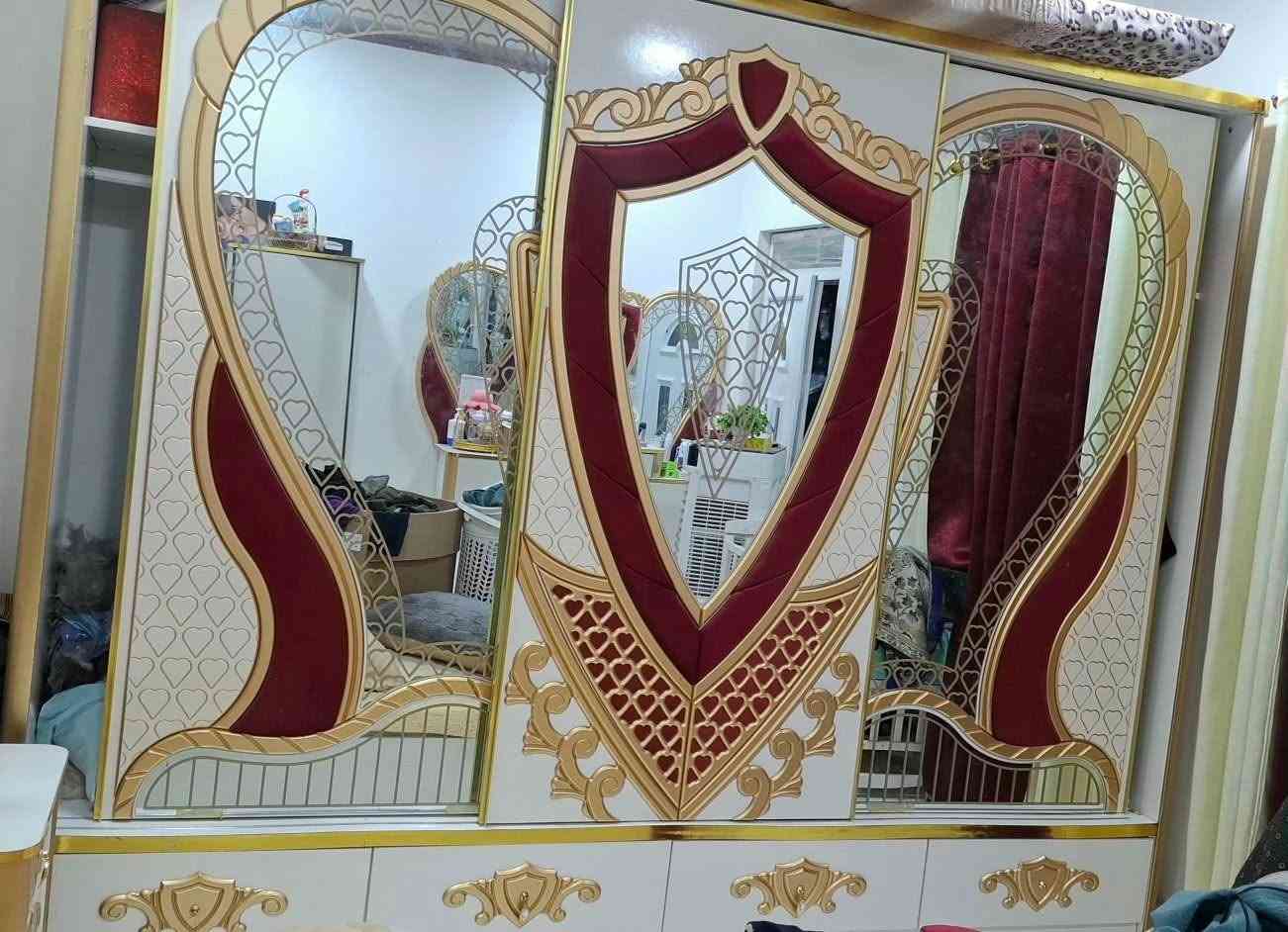 السلام عليكم 
اخشاب تركية( 7.قطع) للبيع بسبب ضيق المساحة 
الغرفه نظيفه وكلش حلوه وضخمة ومستخدم قليل حتى بيها قطع مامستخدمه  خشبو جداا قووي 
تخت وزوايا مرايا واضاءه وكنتور سلايت وميز مراية ومراية عامودية وشازلونة
صور الغرفة 👇🏻قفلو ب 500 ماخذتو ب مليونين ونص 
مكاني الموصل حي الملايين الثانية 
الي يريد يخابر (***********)
