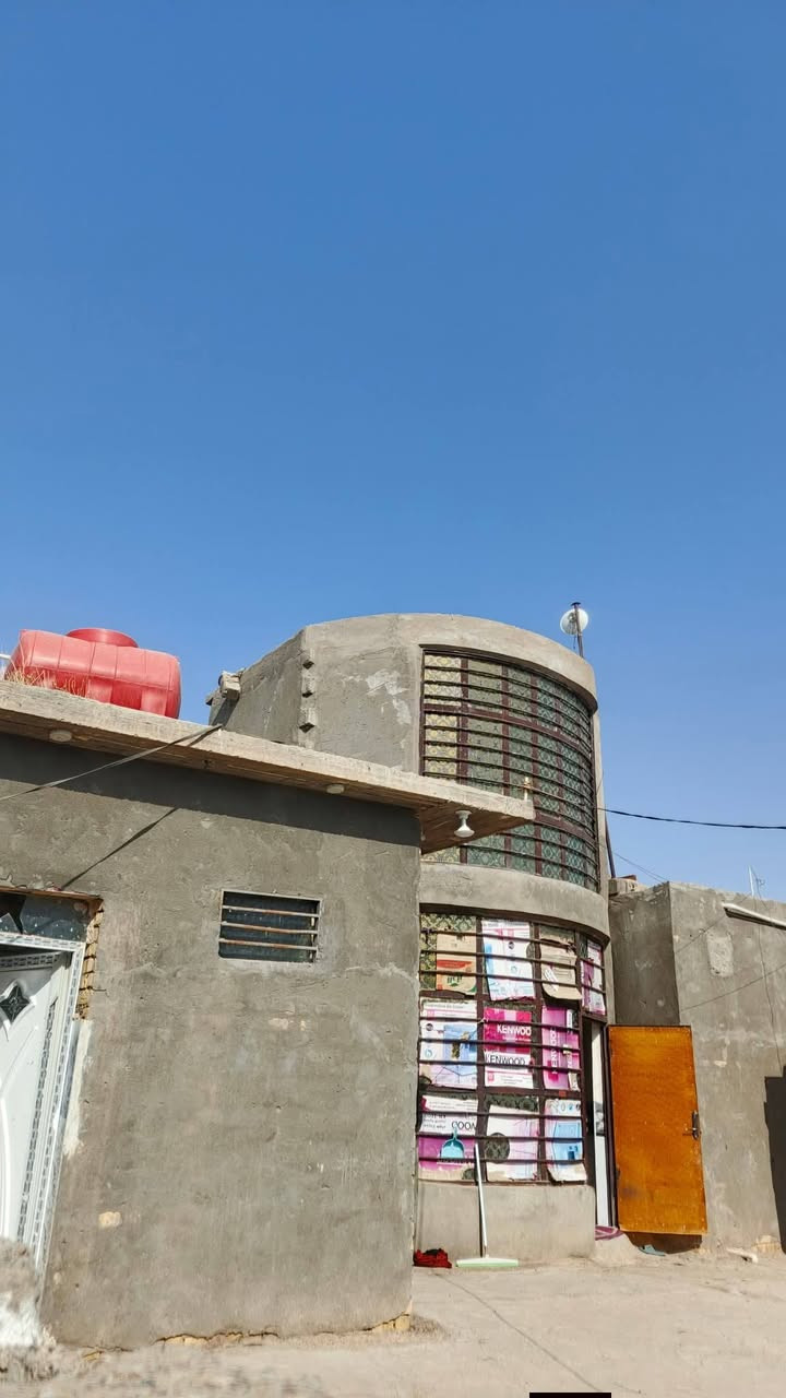 سلام عليكم بيت للبيع طابوك خريطه حلوه ومرتبه بناءحديث مساحة البيت الكلي 200متر مع بستان 60نخله مثمره دونم ونصص
البيت يتكون من. 
ثلاث غرف نوم 4×5
هول 4×11
مطبخ خارجي 
استقبال 4×6 داخليه
واستقبال خارجيه 4×9
مع حديقه 70متر 
الاستفسار يرجى الاتصال ***********
#البسروكيه
(جنس الارض قريه) تعهد
