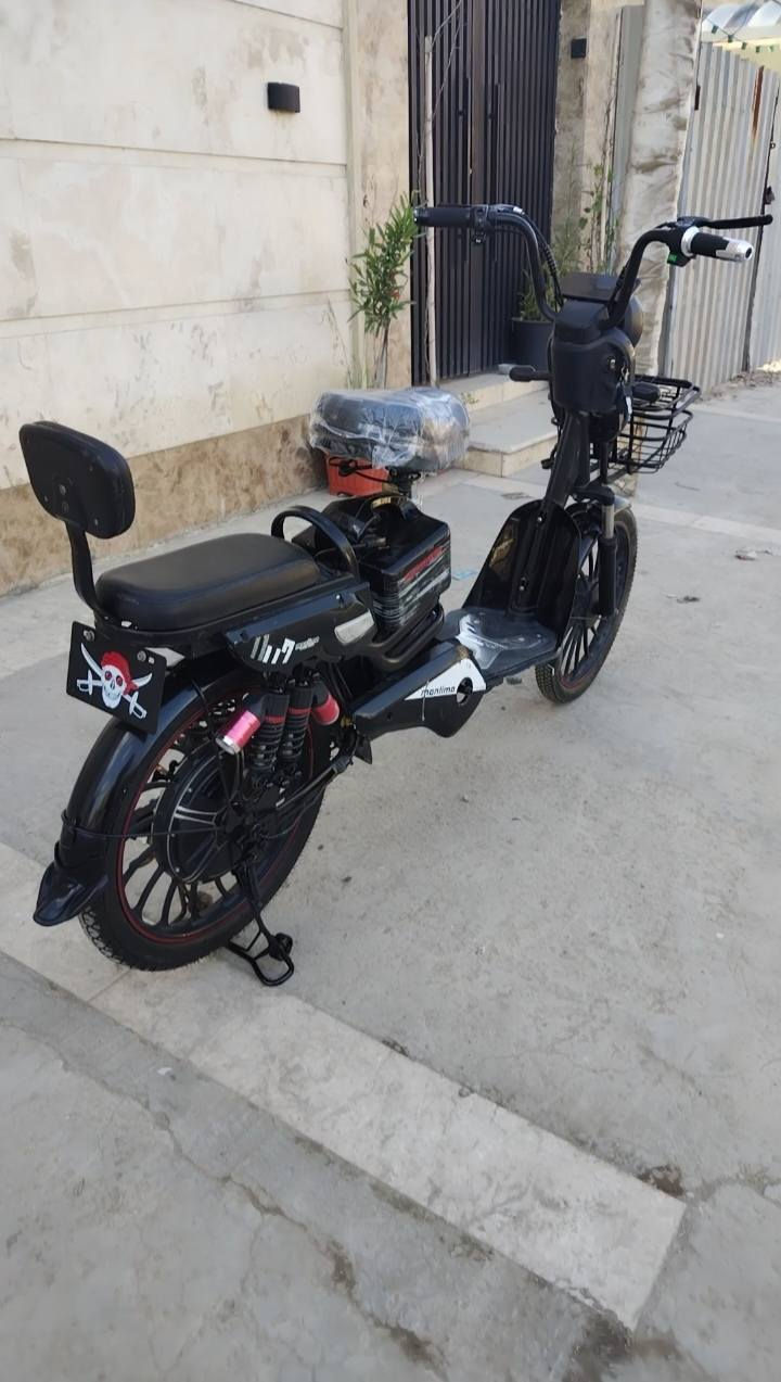 السلام عليكم 
دراجه شحن حجم 20 نضيفه وكامله 
النضافه كدامكم الدراجه 4 بطاريات 
وياه شاحنه الاصليه وبصمتين وسويجين 

السعر 250 الف، وبيه مجال 
العنوان بغداد 
للاستفسار ***********
