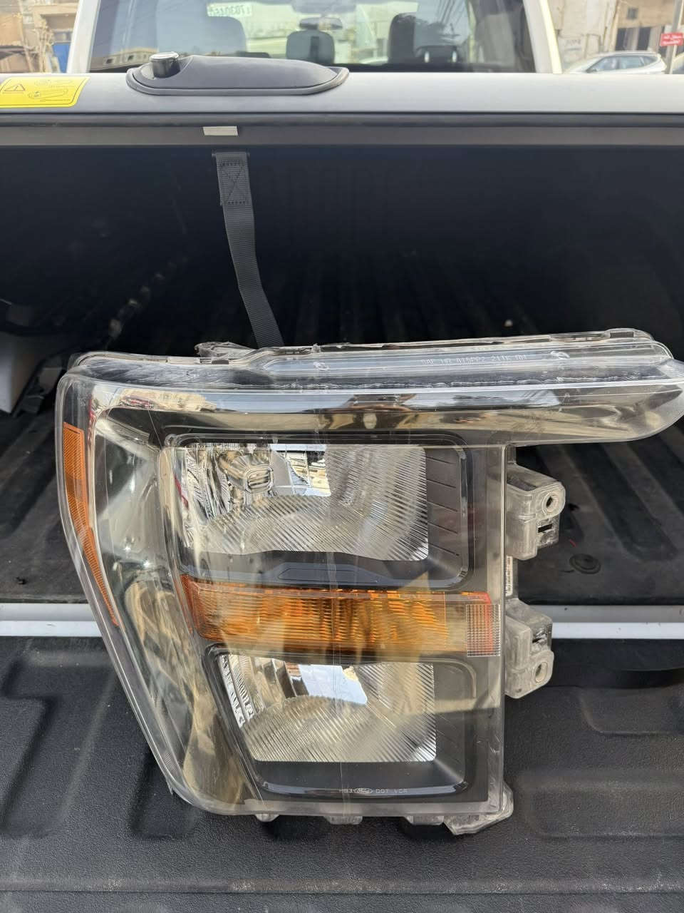 زوج لايتات اصلي تفصيخ كلشش نظاف وشباك اصلي فتحتهن من سياره موديل ٢٣  سعرهن ٣٧٥ ويا الشباك 
***********
