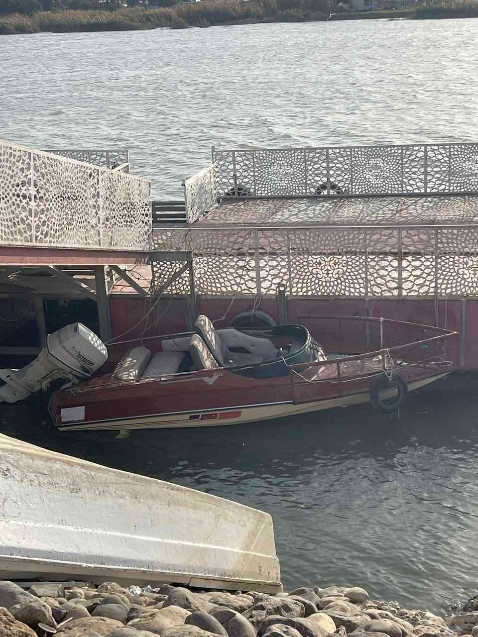 زورق للبيع عدد الركاب ٤ المكينه ٧٠ حصان جك المكينه شغال انار اناره اماميه +يعمل بنضام سرعات مختلف الزورق نضيف جدآ للأستفسار الأتصال على الرقم *********** نوع المكينه جونسن أمريكي
