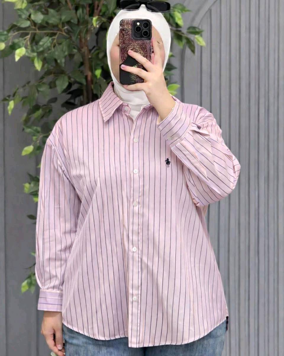 مجموعة أنيقة من القمصان المخططة للنساء، مصنوعة من قماش مريح ومتوفر بعدة ألوان مثل الأحمر، الأزرق، الأسود، الأبيض، والوردي. ممتازة للمناسبات الكاجوال أو للارتداء اليومي. متوفرة بعدة مقاسات لتناسب جميع الأذواق.