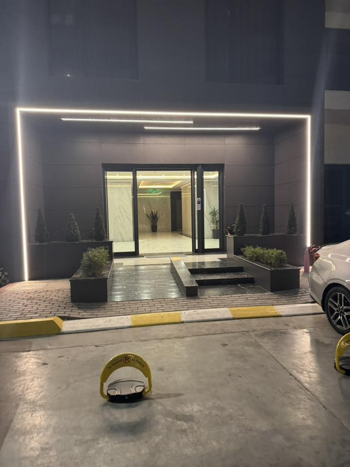 مرحبا
شقة للبيع في مجمع بغداد مارينا 
مساحة 205 متر 
موضح الاطلالة والتفاصيل بالفديو 
صالة ضيوف +حمام ضيوف 
مطبخ كبير جدا
3 غرف نوم احدهم ماستر روم 
بالكون صالة ممتاز وباطلالة مميزة
الشقة مجهزة بكاونتر مطبخ وطباخ وفلتر طباخ ماركة هاير 
وسبلت VRF نوع GE
الشقة طابق عالي 
فئة B
البيع كاش فقط 
السعر 445 مليون نهائي 

للتواصل 
وتساب ***********
