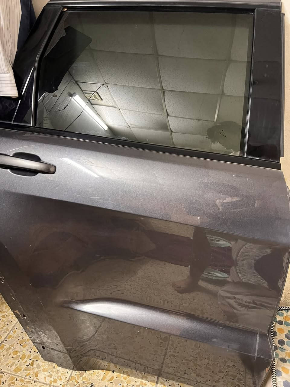 السلام عليكم شباب باب جيب شيروكي بلادي لونه اسود شذرته فيلي مكفول من الرصعه والضربه الباب نضيفه شخط مابي رايده ب٢٠٠ الف معلومه الباب خلفي ايمن لل استفسار واتساب ماسنجر غير متوفر ***********
