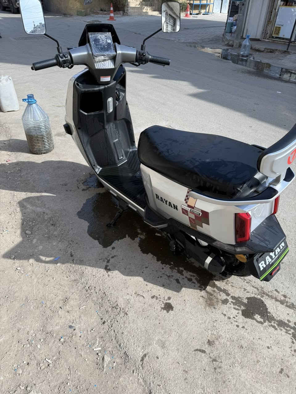 سلام عليكم دراجه ريان موديل ٢٠٢٦ صارلي شهرين استخدام كلش قليل  من ماخذه بعدهه لوك لون سلفر نضافه فول بصمتين مكاني شارع فلسطين رقم الهاتف 
السعر ٩٥٠ وبيهه مجال بسيط
***********
