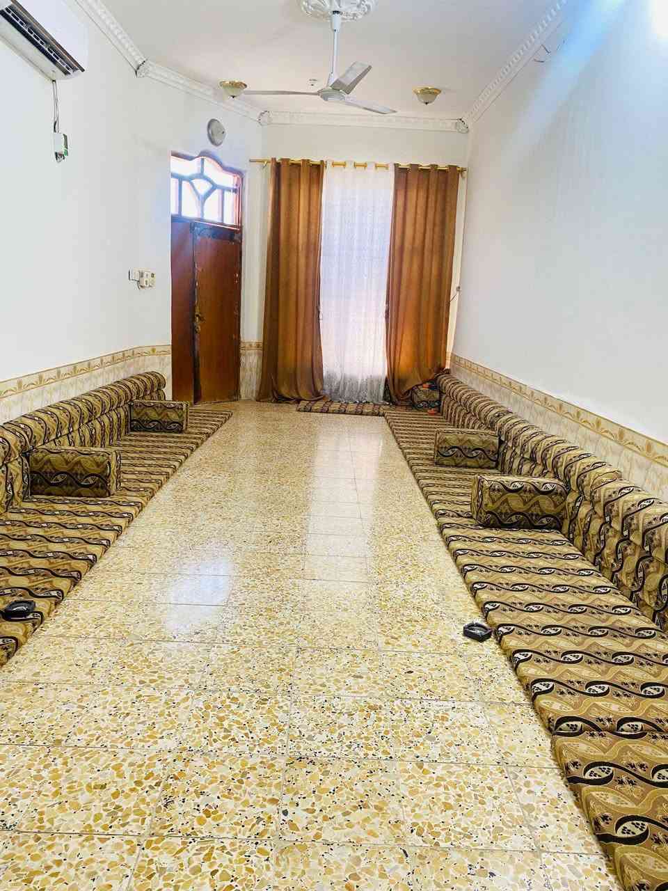 بيت للبيع الموقع حولي الغراف  المساحه 200م يحتوي على اربع غرف وصاله عدد 2 واستقبال 9م  البناء طابوق السقف عكاده استفسار واتساب ***********
