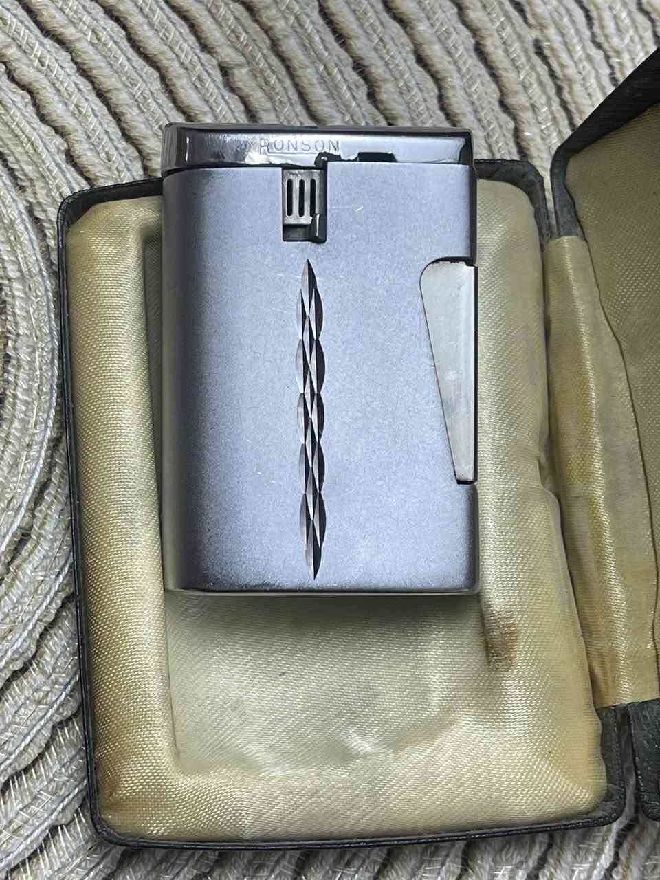 رونسون فارافليم فضية \ Ronson Farafla
المنشا / بريطاني 
انتاج  / 1960 
مضمونه من تهريب الغاز
نضيفة كلش للاستفسار خاص 
***********
