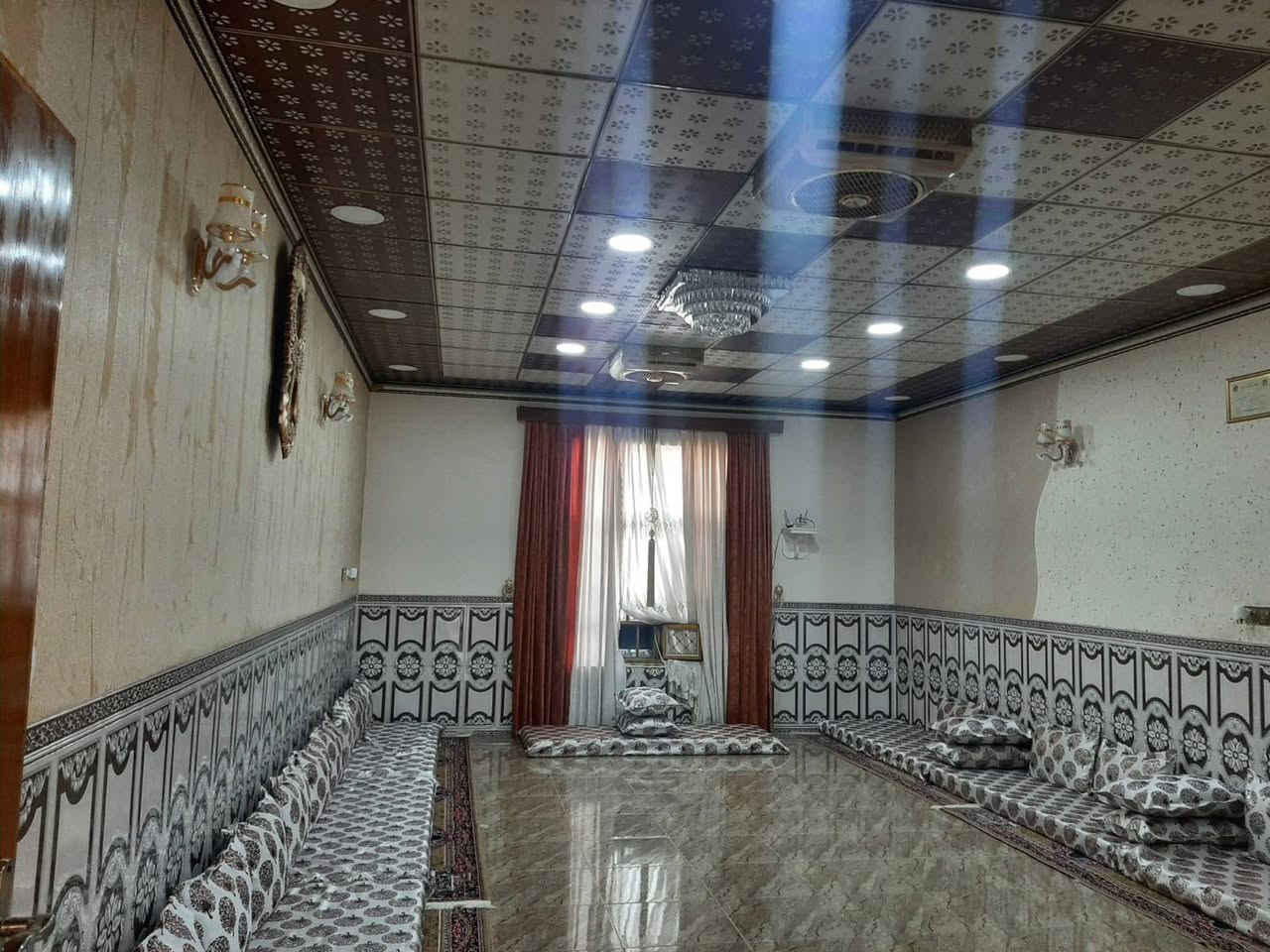 السلام عليكم

البيت البيع الصوفيه قرب جامع الصوفيه 

بيت المساحة 360م الوجه 18 نزال 20م كراج وحديقه صحيات خارجيه كلدور استقبال صاله غرفتين 4 ×5 غرفة سويت مطبخ حار بارد طرمه وحديقه مقابل المطبخ الحار

سعره ١٦٠قابل للتفاوض 

***********
***********
٠٧٨٦٩٤١٨٠٥
