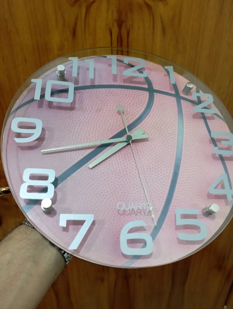 ساعات جدارية يابانية اصلية... فوروم قطر 29سم ... ديلي قطر 31سم ... كرة سلة شكل مميز... قطر 30 سم....انتاج قديم.. نظافة ممتازة..الساعات بلادية بالكامل... السعر 50الف للكل  مع التوصيل ... الواحدة 20 الف للاستفسار: ***********
