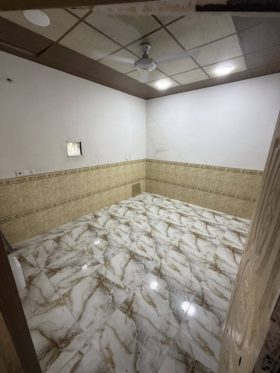 دار للايجار مساحه الدار125 متر طابق ارضي 
🔹🔹🔹
—————————
العنوان: حي عدن 
🔹🔹🔹
—————————
المواصفات- طابق ارضي يتكون من غرفتين نوم استقبال وصحيات ومطبخ 

—————————

💵💵السعر : مرسله الصفحه او دخول قناه  تلكرام https://t.me/m1998a1997
اتصل على الرقم
***********
