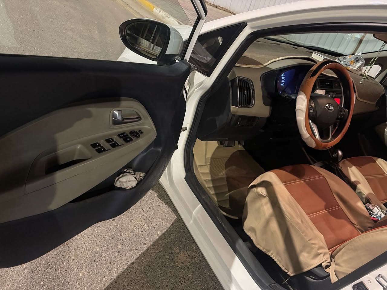 سلام عليكم
من رخصت الدمن
ريو مديل 16 خليجية ماشية 29 الف  مكفولة ماعدى بارد بلجاملغ الايمن مكحمثل ماواضح بلصورة والجاملغ الخلفي هم موضح بلصورة بي بارد اصبع فقط على وضعة مامصلح تجي وشوف وتقتنع  سبير مانازل السيارة مالك واحد من الشركة كتلوكاتهة وياهة هم مري شفط تحكم ستيرين ثلاجة بيهة السيارة احلة من الصورة  للستفسار ***********
