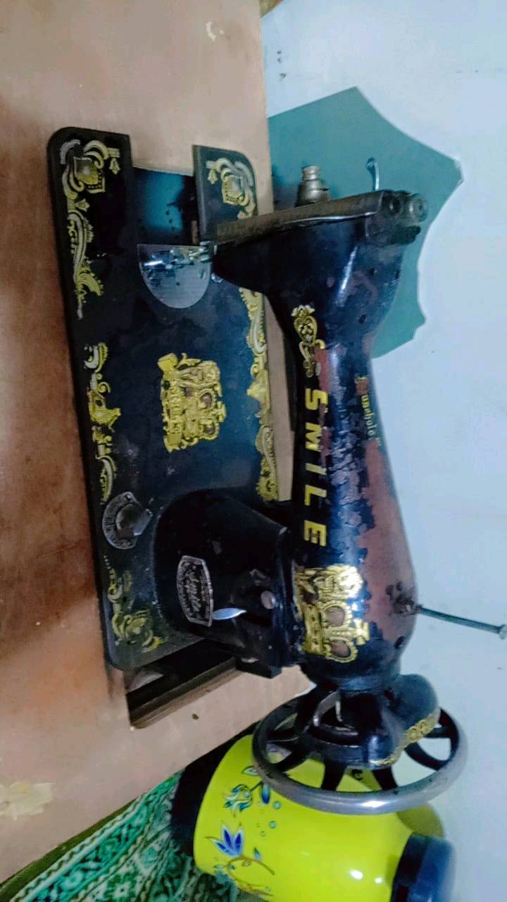 مكينه خياط كامل بس شويه ثكيله بل خياطه السعر60