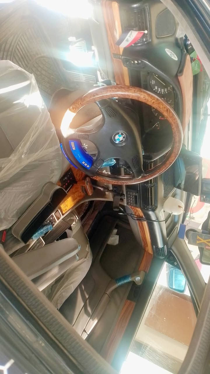 BMW 735  مراوسه بسياره توماتيك حسب القناعه  فول بدون سلايت تحكمات كهربائيات تبريد تدفئه تشغيل عن بعد  كله شغال السياره بسمي كوبون بانزين
.
واتس اب ***********
