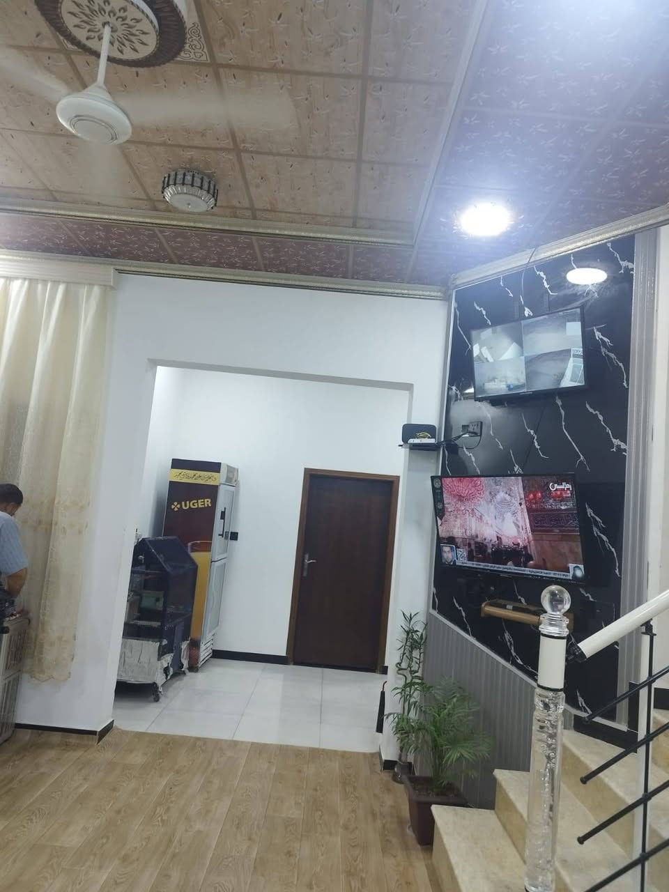 بيت طابو زراعي من المالك الاصلي عراقي موجود جيرانه بناء جديد المساحه 166م بناء بلوك الطابق الارضي سقف كونكريت غرفتين واستقبال وصاله ومطبخ جبير وصحيات داخليه و خارجيه الطابق الثاني بناء فرمستون سقف سندويج غرفه كامله والغرفه الثانيه بدون سقف المكان التنومه الصالحيه شارع الاسوه الحسنه قريب ع الاروائي 3بيت عن الشارع الاسوه الحسنه قريب ع المدارس والمستوصف كهرباء ماي رقمي *********** البصرة, العراق
