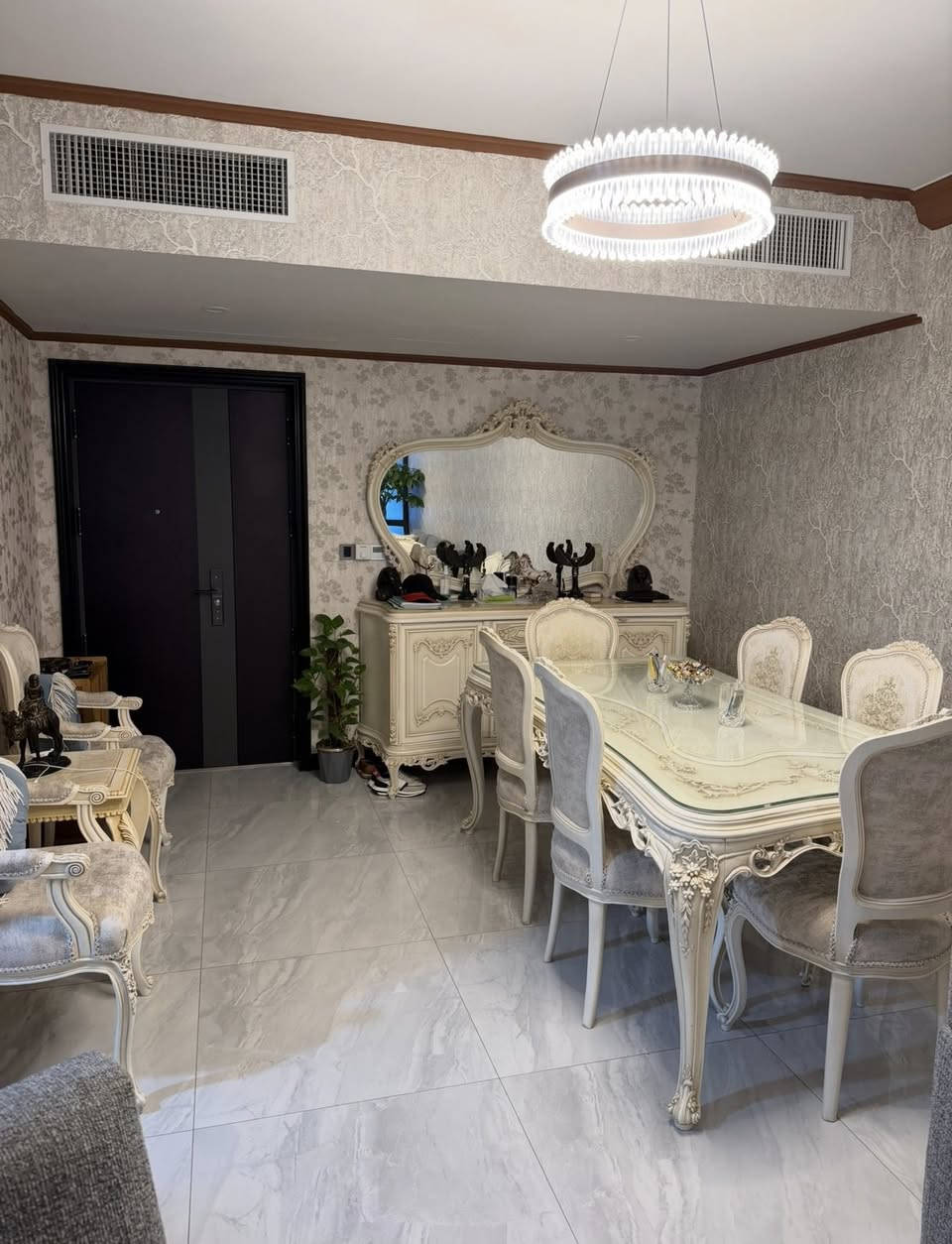 شقه للبيع مجمع بوابه العراق 228 متر
عمارات الرويال ركن المنصور اجمل أطاله على البوليڤارد كله ومتاح فيديو للموقع والشقه على واتساب 
اني صاحب الشقه وليس مكتب باسمي 
البيع مع المطبخ بسعر مناسب 
***********
