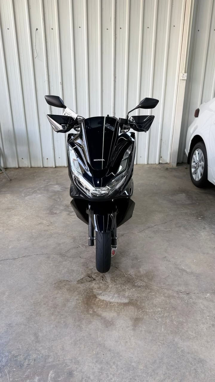 ملكي وفاخر (يركز على اللون والأناقة)

الفخامة حبرها غامق! 😉🔥

للبيع: Honda PCX الجيل الرابع، باللون الحبري الملكي المميز اللي يتغير مع الإضاءة ويعطيك هيبة وين ما تروح.

الدراجة بقمة النظافة، تصميم هجومي حديث، راحة تامة بالقيادة، واقتصادية وعملية لأبعد حد.

الجيل: الرابع (أحدث المواصفات والتقنيات).

وكالة اليابان شاصي KF

اللون: حبري (كحلي غامق) مميز جداً.

الشراي يتفضل الخاص أو يتصل على الرقم: [***********] 📞
طق بنزين واطلع، ما تحتاج برغي واحد! 💨
