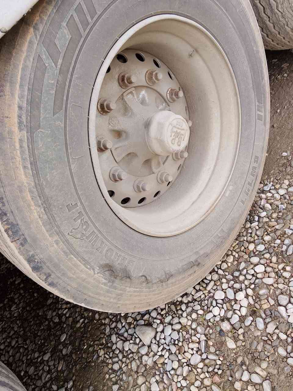 عەرەبانەی جادر
ڤەسلو ڕەپت حازرە بۆلێکردنەوە تایەو جادری لۆک هەمو گیانی بەشەرت شەنسی بێ ژەنگ وتەقیوی 
***********
***********
