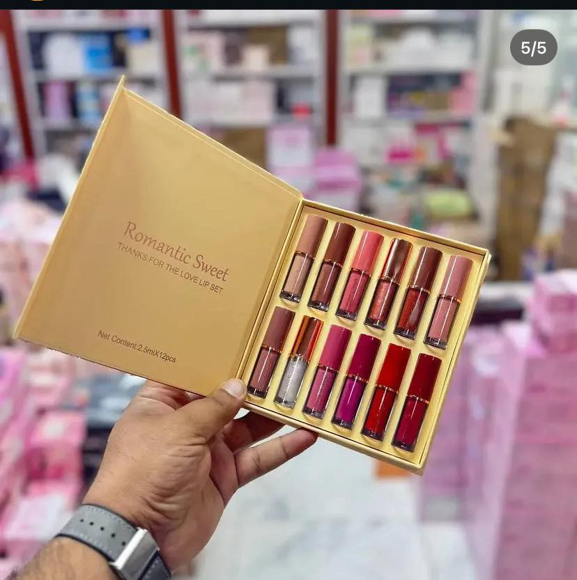 الجمال والأناقة في بوكس واحد! ✨💖
لكل محبات الشفاه الساحرة والألوان التي تناسب كل الأوقات، وفرنا لكم سيت حمر Romantic Sweet المتكامل. سيت يجمع بين الجودة العالية والتنوع ليمنحكِ إطلالة مثالية تدوم طويلاً.
✨ مميزات السيت:
 تنوع رهيب بالألوان: يحتوي البوكس على 12 لوناً مختلفاً تتراوح بين النيود الطبيعي، الوردي الناعم، والأحمر الجريء الكلاسيكي لتناسب كل المناسبات واللوكات.
 قوام مخملي ومريح: ثباتية ممتازة دون أن يسبب جفافاً للشفاه.
 حجم مثالي: بحجم 2.5 مل لكل قطعة، مما يجعله سهل الحمل في الحقيبة لأي مكان.
 هدية مثالية: البوكس يأتي بتصميم ذهبي فاخر وأنيق جداً، مما يجعله هدية مميزة وصادقة لمن تحبين.
📦 تفاصيل المنتج:
 الاسم: Romantic Sweet (Thanks for the love lip set)
 العدد: 12 قطعة في البوكس الواحد.
 الحجم: 2.5 مل × 12

السعر ب7الاف
توصيل بسمايه الف
توصيل محافظات5الاف


**إذا كنت صاحب هذا الإعلان وتريد حذفه لأي سبب، رجاءا أرسل رسالة إلى الدعم الفني**