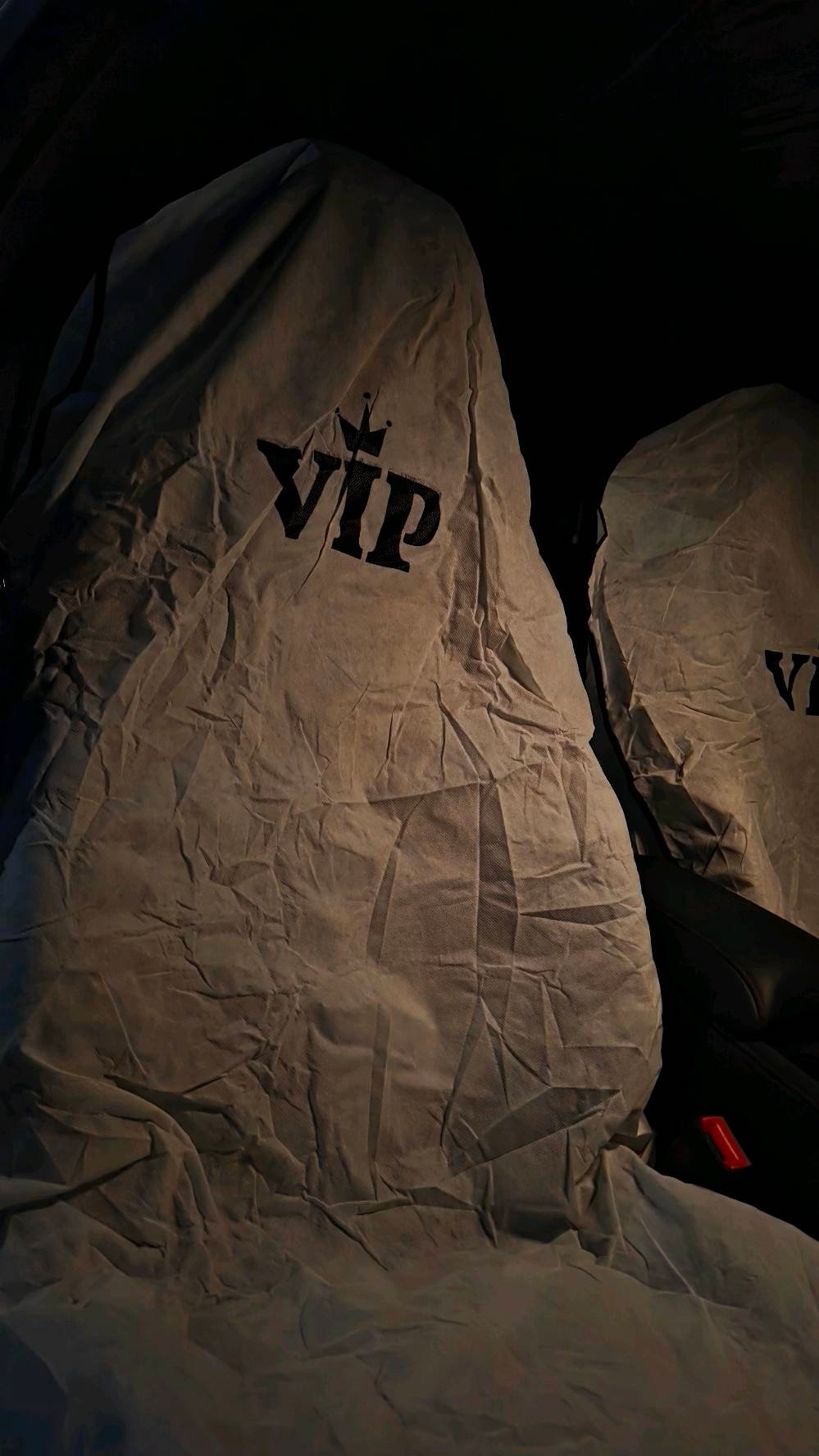 سيارة MG موديل حديث مع غطاء مقاعد VIP، السيارة بحالة نظيفة جداً ومظهر عصري. الداخلية مريحة والأغطية تحافظ على نظافتها. التصميم الخارجي أنيق ويتميز باللون الأبيض النقي. السيارة توفر قيادة سلسة ومريحة، مناسبة لمن يبحث عن الفخامة والأناقة اليومية.