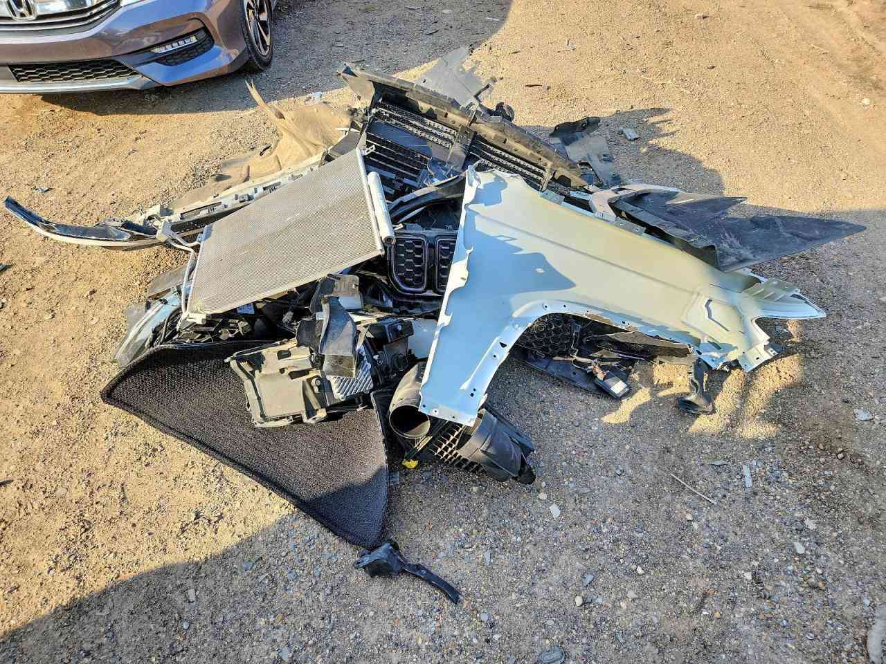 جيب سومت اعلى فئه بالجيب موديل 24 شغاله وتمشي حادثها بسيط بدون ايرباك اغراضها وياها السياره ايام وتوصل عمان . مكتب الموده للمزادات الامريكيه العنوان بغداد البلديات شارع الحشد سعر السياره 260 وبيها مجال للاستفسار *********** علي المياحي بغداد, العراق
