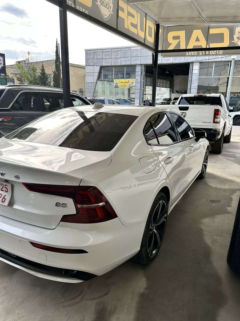 📣للبيع سيارة Volvo S60 B5 Core موديل 2024، تجمع  بين الفخامة والأمان العالي والأداء الاقتصادي، السيارة مرقمة (رقم كاتي ) .
أرخص سعر 206$✅😳😳☎️☎️
🔹 المواصفات الفنية والمحرك:
 الموديل: 2024
 المحرك: 4 سلندر، سعة 2.0 لتر توربو مع نظام هجين بسيط (Mild Hybrid - B5)
 يمنحك قوة 247 حصان واستهلاك ممتاز للوقود.
 ناقل الحركة (الير): أوتوماتيك من 8 سرعات (Geartronic).
ضررها :(شبرين من بوند صبغ )بدون دواخل و إرباكات سليمه وضع شركه 
 نظام الدفع: دفع أمامي (FWD).
 بلد الصنع: الولايات المتحدة الأمريكية (مصنع فولفو في ساوث كارولاينا).
🔹 المواصفات الخارجية والداخلية:
 اللون الخارجي: أبيض صدفي ملكي (Crystal White Metallic).
 اللون الداخلي: جلد فاخر بلون أسود (Charcoal).
 السقف: فتحة سقف بانوراما بالكامل (Panoramic Sunroof).
 العجلات: ويل سابك (رينغات) ألمنيوم قياس 18 إنش الأصلية من المصنع.
 الإضاءة: نظام إضاءة LED بالكامل (أمامي وخلفي) مع نظام الأمان العالي.
🔹 أنظمة الأمان والرفاهية (مواصفات Core الأصلية):
 شاشة وسطية لمس تدعم نظام Google المدمج (خرائط جوجل، ومساعد جوجل الذكي).
 نظام الأمان الشهير من فولفو: رادار القيادة الذاتية والمساعدة في الحفاظ على المسار (Lane Keeping Aid)، ونظام التحذير من التصادم الأمامي مع كبح الطوارئ التلقائي.
 حساسات خلفية أصلية مع كاميرا خلفية عالية الدقة.
 تشغيل ذكي (بصمة) ودخول ذكي بدون مفتاح. 

📌 ملاحظة: رقم الشاصي مرفق للمصداقية وفحص الكارفاكس (7JRL12FK3RG322703). السيارة بحالة ممتازة وجاهزة للاستخدام فوراً.

📞 للتواصل والاستفسار عن السعر والمعاينة:
[***********]واتساب
📍 الموقع: [زاخو]
