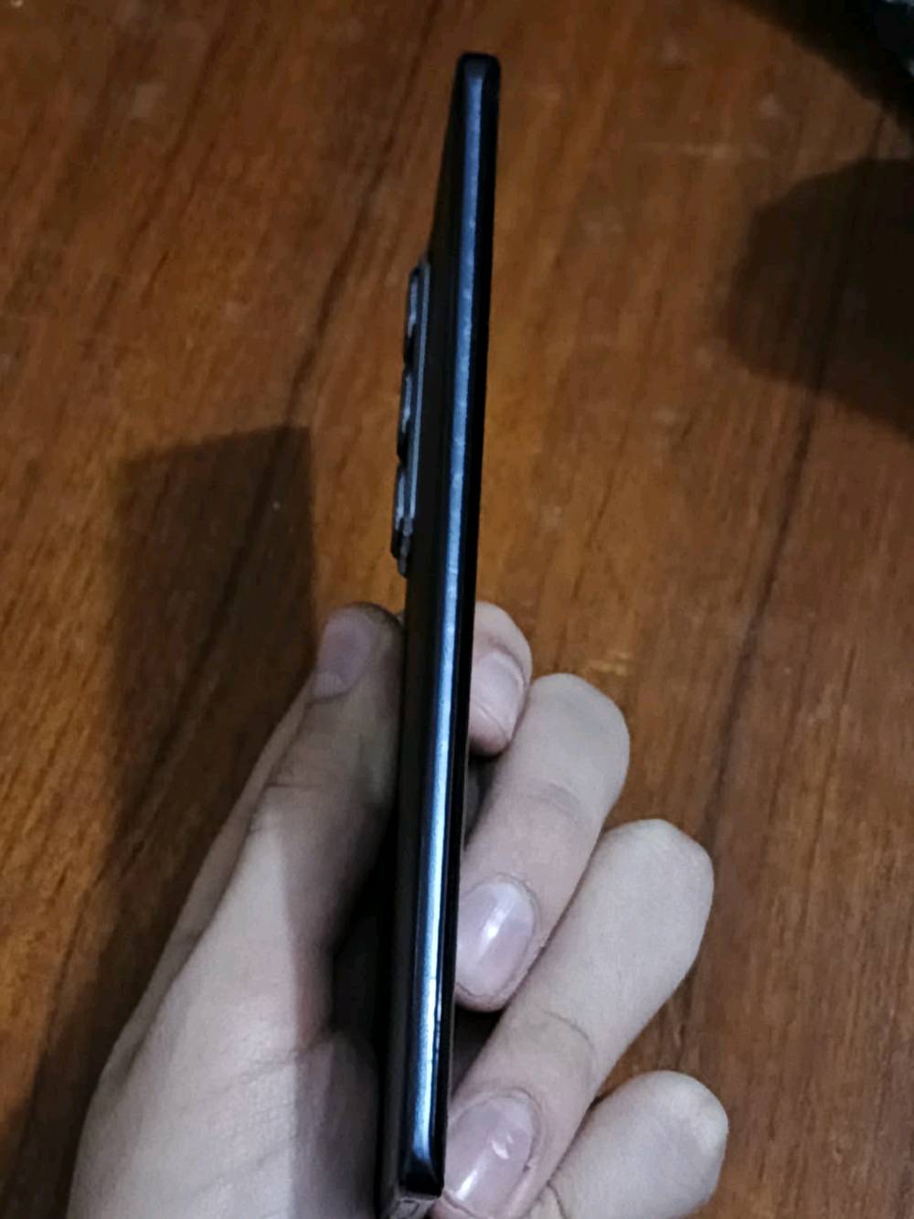 الحالة: مستعمل نظافة 100% (مثل الجديد تماماً)، بدون أي شخط أو صيانة.
​المعالج: Helio G100(يدعم ببجي 60 فريم
​الشاشة: AMOLED منحنية (Curved) بتردد 120Hz، ألوان خرافية وسلاسة عالية.
​النظام: يدعم كامل خدمات جوجل، وجهاز حديث جداً
​الملحقات: الكارتونة كاملة مع كافة الملحقات الأصلية (شاحن سريع + لاصق حمايه الاصلي مال شركه +كارتونه+سماعه) 
​المميزات: الجهاز يتميز بنحافة خيالية وتصميم فخم جداً يشبه الفلاكشيب
​السعر: 180,000 دينار عراقي وبي مجال. 
المكان: (بغداد كفأت السيدية). 
للتواصل:(على الرقم واتساب). 