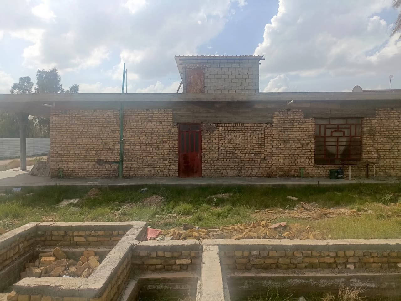 السلام عليكم دار للبيع المساحه الكليه 700 متر مساحة البناء ٢٠٠ متر في التاجي قرية البطه سند الأرض طابو صرف زراعي للاستفسار الاتصال على الرقم التالي ***********//***********
