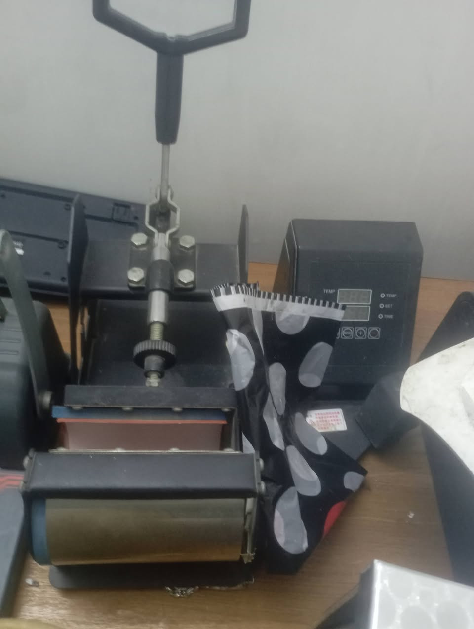 السلام عليكم 
طابعه حراري  ب225وطابعه فوتو ب200 
وجهاز طبع كفرات ثري دي  ب350 
وجهاز فايبر ليزر 50 واط ب25 ورقه 
وجهاز طبع اكواب ب75
وجهاز تخريم
***********
