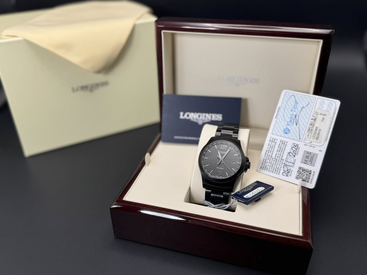 مقاطع توضيح الية عمل القطعة داخل الصفحة
🛑عرض خاص بسعر مناسب اقل من سعر الوكالة
LONGINES CONQUEST V.H.P GMT (Carbon Fiber Dail - Black Case)
🛑القطعة GMT يعني فول مو عادية ولا كرونوگراف
🛑جديدة لوك كاملة المرفقات (مع علبة رقم 4) سويسري أصلي مع الضمان سنتين من الوكالة الرسمية في العراق
(Very High Precision) دقة عالية جداً استثنائية
ثلاث توقيتات (توقيت الدولة وتوقيت السفر وتوقيت GMT)
- نظام Gear Position Detection لإرجاع العقارب تلقائياً لوضعها الصحيح عند الصدمات او الموجات المغناطيسية
- نظام Flash Setting لضبط الوقت عبر تطبيق الهاتف عن طريق ومضات فلاش كاميرا الهاتف اضافة لضبط الوقت اليدوي الذكي وموجات الراديو
- نظام التقويم الدائم يضبط تلقائياً بدون التعديل اليدوي 
- الارقام والعقارب لامينوس بالكامل
caliber L287.2 -
43mm القطر - 
- نافذة لعرض التاريخ
- الجام زفير
- مقاومة للماء 50 متر
- الكيس والسير فولاذ مع قفل فراشة
- المينا من الكاربون فايبر
للإستفسار مراسلة الصفحة ، يوجد توصيل الى جميع محافظات العراق


**إذا كنت صاحب هذا الإعلان وتريد حذفه لأي سبب، رجاءا أرسل رسالة إلى الدعم الفني**