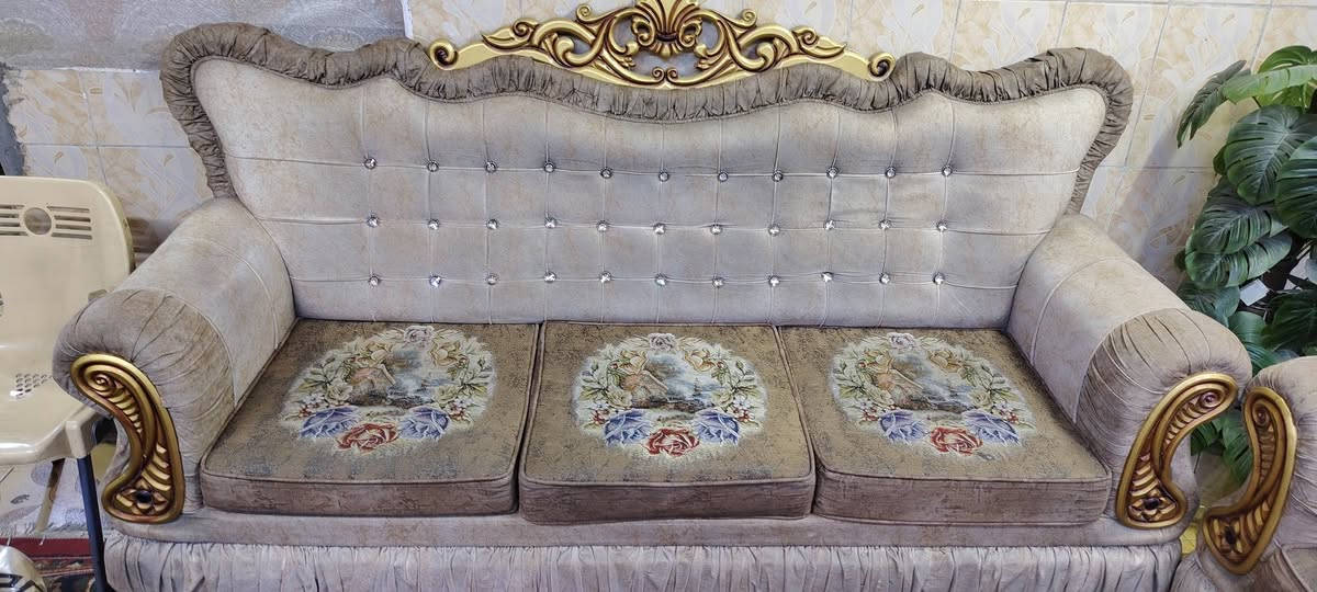 سلام عليكم تخم قنفات ملكي عشر مقاعد امانت الله جديدات فقط تنظيف يرادلها وسعرها 500 وبيها مجال للتواصل واتساب *********** عنواني بغداد الحريه
