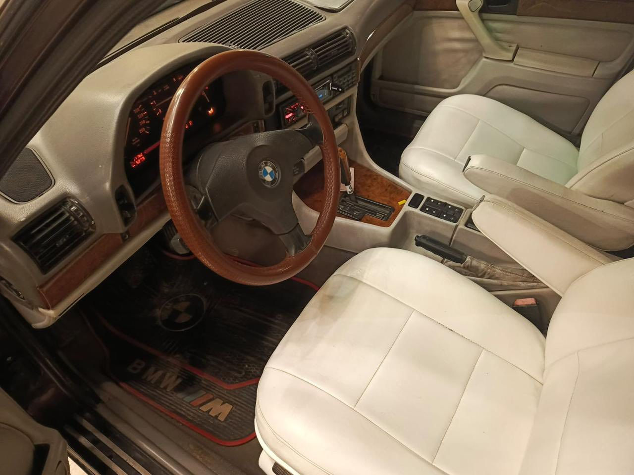 BMW لون اسود باذنجاني رقم صلاح الدين بأسمي نافذه ل. ٢٦/٦/٢٠٢٨ سياره تخم تاير جديد صدر محرك جديد كير جديد تبريد ثلج سياره كامله مكمله موديل ١٩٩١سياره فول تنته برده خلفيه برداة بالبوب بلاد 
سياره صبغ عام فقط للجماليه ترايك للبصره

‭ 0773 414 5315‬
